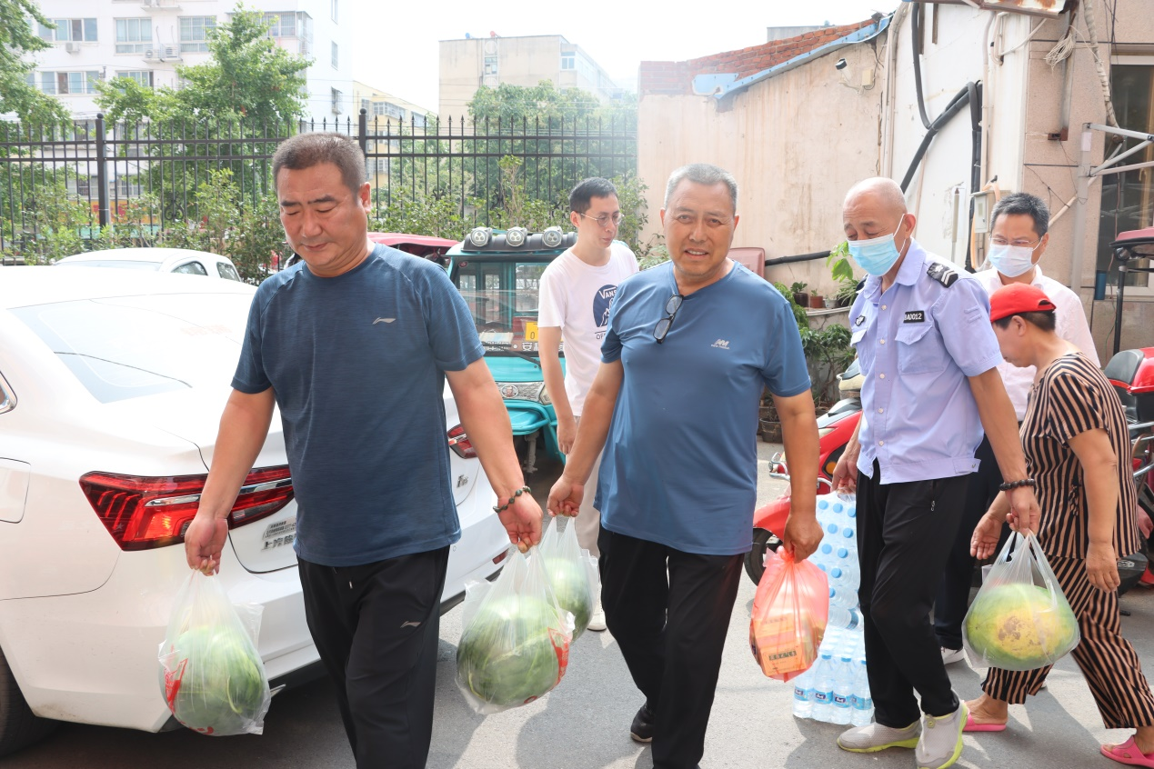 南陽市國益資產(chǎn)管理有限公司 開展高溫天氣送清涼慰問活動(dòng)